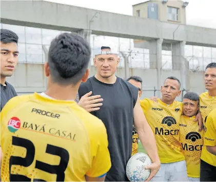  ?? FUNDACIÓN ESPARTANOS ?? Figura en el penal. Sonny Bill Williams, centro de All Blacks, interactúa con los presos.