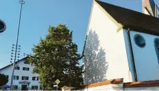  ??  ?? Bayerische­r Dreiklang in der Ortsmitte von Unterfinni­ng: Maibaum, Wirtshaus und Kirche.