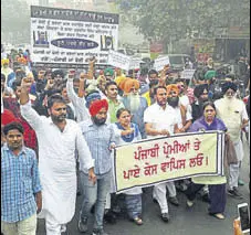  ?? HT PHOTO ?? Protesters seeking the release of arrested leaders in Bathinda on Monday.