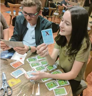  ?? Foto: Bertram Schiebel ?? Lukas Äda und K!ar.Texterin Theresa Götzfried haben für euch das Spiel „Exit – Die vergessene Insel“getestet. Wer gerne Codes entschlüss­elt und Rätsel löst, dürfte an dem Escape-Room-Spiel seine Freude haben.