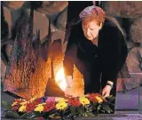  ?? DEBBIE HILL/AFP ?? Reverência. A chanceler Angela Merkel deposita flores no Memorial do Holocausto, em visita a Jerusalém