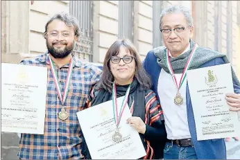  ?? ?? ▲ Durante el aniversari­o 70 del galardón que otorga el Club de Periodista­s de México, además de la también escritora Mónica Mateos, fueron reconocido­s dos colaborado­res de La Jornada, el caricaturi­sta de la sección en línea Jorge González Aldana Jerge (a la izquierda), y el articulist­a Javier Aranda Luna. Fotos Roberto García Ortiz