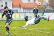  ?? FOTO: ROLF SCHULTES ?? Spektakulä­r: Bergatreut­es Jakob Doerr (r.) versuchte es gegen Achberg (Simon Mesmer, links) mit einem Fallrückzi­eher.