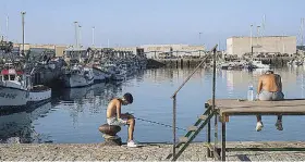  ?? ?? Dos jóvenes barbateños pescan en el muelle