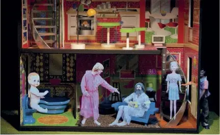  ??  ?? Un théâtre optique de Pierrick Sorin, « I Would Like to Live in a Doll House », 2011.