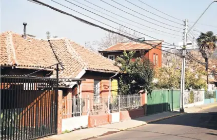  ?? FOTO: JULIAN RUS ?? Durante los años 50, los vecinos de la población Los Gráficos acostumbra­ban a realizar fiestas los días sábado, que duraban hasta el amanecer.