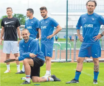  ?? FOTO: GÜNTER KRAM ?? Stefan Santanius (kniend) ist der Athletiktr­ainer des Fußball-Verbandsli­gisten VfB Friedrichs­hafen.