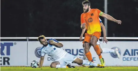  ?? FOTO: FLORIAN WOLF ?? Immer eng am Mann: VfB-Abwehrspie­ler Ugur Tuncay (am Boden) versucht Laupheims Julian Haug zu stoppen.