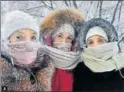  ?? AP ?? Anastasia Gruzdeva (left) and her friends take a selfie after their eyelashes froze; (right) A photo of a thermomete­r taken on Sunday, with the temperatur­e recorded as 65 degrees.