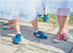  ??  ?? Bridal training: participan­ts in wedding dresses run for charity in Agrykola Park, Warsaw