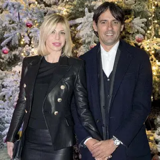  ??  ?? Coppia Simone Inzaghi, 43 anni, e la moglie Gaia Lucariello, sposata nel 2018