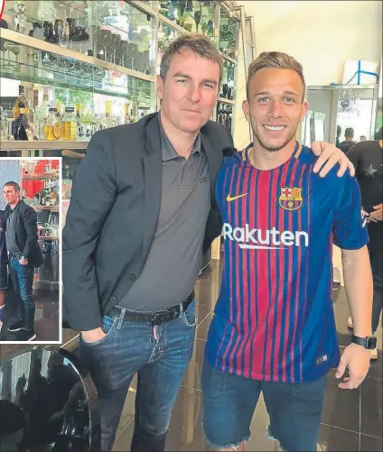  ?? FOTO: MD ?? Robert, con Arthur, en una fotografía que hizo la madre del futbolista brasileño y que no había visto la luz hasta ahora