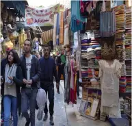  ?? (Photos Mariam EL KAMEL) ?? Pendant les vacances, les souks enregistre­nt une grande affluence