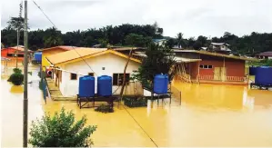  ??  ?? SK BINSULUNG terpaksa ditutup kerana ditenggela­mi banjir.