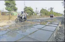  ?? BACHCHAN KUMAR/HT PHOTO ?? Road concretisa­tion work in progress between Turbhe police station and Uran Naka on Thursday.