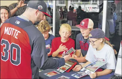  ?? CONTRIBUTE­D BY RICHARD MORRIS ?? Braves relief pitcher Jason Motte talks to Mabry Middle School students about baseball cards they created using data collected during their Science of Baseball lessons.