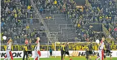  ?? FOTO: AP ?? Auch auf der sonst mit 24.500 Fans immer proppevoll­en Dortmunder Südtribüne sind etliche leere Plätze zu erkennen.