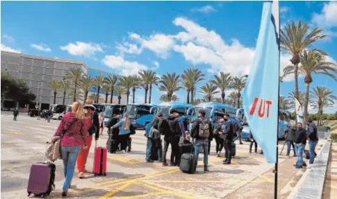  ?? REUTERS ?? Turistas alemanes llegan a Palma de Mallorca en plena pandemia