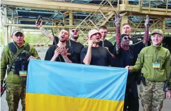  ?? REUTERS ?? Los ganadores de Eurovisión, el grupo ucraniano Kalush Orchestra, cruzaron ayer la frontera de Polonia para volver al frente