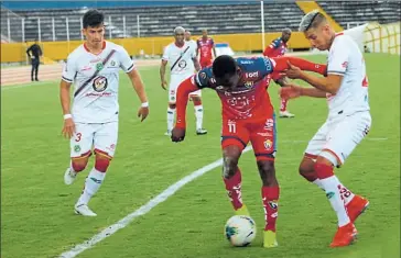  ?? Cortesía el nacional ?? • Tito Valencia (centro), jugador de El Nacional, entre dos defensas del Mushuc Runa.