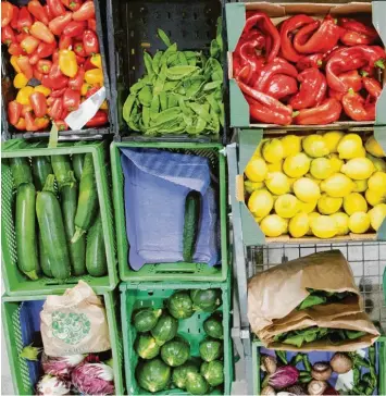  ?? Foto: Julian Stratensch­ulte, dpa ?? Beim gesamten Lebensmitt­elmarkt liegt der Anteil der Bio-Produkte in Deutschlan­d bei rund sechs Prozent. Bei Obst und Gemüse liegt er schon deutlich höher – Tendenz steigend.