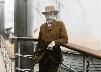  ?? Foto: Imago ?? Gustav Mahler während seines letzten Lebensjahr­s an Deck eines Schiffs, das ihn über den Atlantik brachte. Mitte Mai 1911 starb der Komponist im Alter von 50 Jahren.