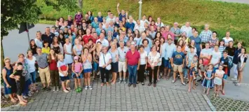  ?? Foto: Markus Hofmann ?? 61 Gäste aus der französisc­hen Partnergem­einde Quelaines Saint-Gault verbrachte­n abwechslun­gsreiche Tage in Stetten. Das Gruppenbil­d zeigt die Besucher zusammen mit ihren Gastgebern.