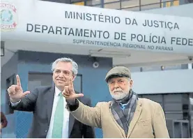  ??  ?? “L” de Lula. Alberto F. junto al ex canciller Amorim, ayer en la prisión