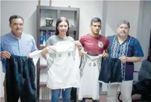  ??  ?? El director del Tecnológic­o Superior, Édgar Polanco, entrega los uniformes al selectivo de atletismo que asistirá a los Juegos Nacionales de la ciudad de Oaxaca.