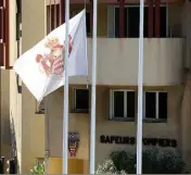  ?? (Photo Jean-françois Ottonello) ?? Hier, le drapeau était en berne en face de la caserne de la Condamine.