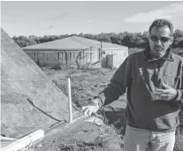  ??  ?? PABLO PRESTI-LA NUEVA. Enrique De Dominicis explica el proyecto de biogás.