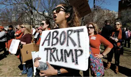  ?? Kevin Lamarque/Reuters ?? Manifestan­te contra proibição do aborto segura cartaz “Aborte Trump”, durante protesto na frente da Casa Branca