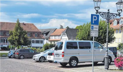  ?? FOTO: BRIGITTE WALTERS ?? Freie Parkplätze auf dem Marktplatz in Markdorf: Vor der Einführung der Blauen Zone für Kurzzeitpa­rken war dort nur schwer ein Parkplatz zu finden, weil die dort viele Dauerparke­r standen.