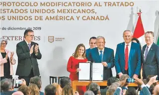  ?? JESÚS QUINTANAR ?? Firma del tratado en Palacio en 2019.