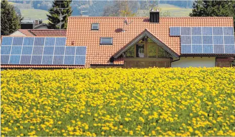  ?? FOTO: KARL-JOSEF HILDENBRAN­D/DPA ?? Ein Beitrag zum Klimaschut­z: Die Nutzung regenerati­ver Energien ist auch für Hausbesitz­er möglich – wenn es hier auch vor allem um Solarenerg­ie geht.