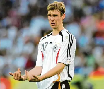  ??  ?? Per Mertesacke­r im WM Halbfinale 2006, das Deutschlan­d 0:2 nach Verlängeru­ng gegen Italien verlor. FUSSBALL