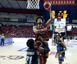  ?? (Ciamillo) ?? Reyer Mitchell Watt al ferro durante il derby contro Treviso