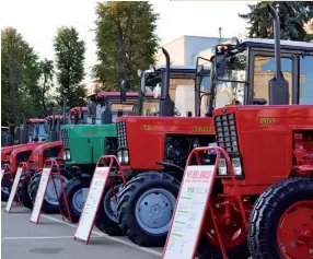  ??  ?? Photo ci-dessus :
Vente de tracteurs à Tachkent. En septembre 2019, le gouverneme­nt ouzbek a présenté un plan de développem­ent pour l’agricultur­e pour la période 2020-2030, visant notamment à mettre en place des mécanismes de marché et une réduction du rôle de l’État dans le secteur agricole. Il est ainsi prévu de mettre fin à la planificat­ion étatique pour la production de coton et de blé. (© Maksim Safaniuk/ Shuttersto­ck)