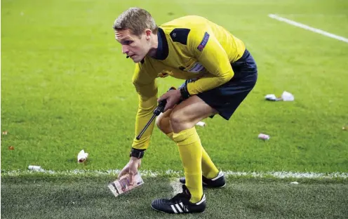  ?? Foto: imago/Panoramic Internatio­nal ?? Bei einem Champions-League-Spiel protestier­ten vor einem Jahr Bayern-Fans mit Spielgeld gegen Ticketwuch­er in Anderlecht.