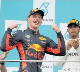  ?? REUTERS ?? Aplausos. De Lewis Hamilton para el juvenil Max Verstappen.