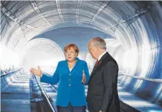  ?? FOTO: AFP ?? Johann Schneider-Ammann, der Schweizer Bundespräs­ident, zeigt der deutschen Kanzlerin das Wunderwerk.