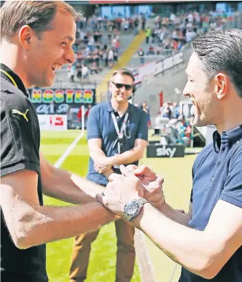  ??  ?? Borussia Dortmunds Trainer Thomas Tuchel (l.) und sein Frankfurte­r Kollege Niko Kovac beim herzlichen Shake-Hands während des Bundesliga­duells in Frankfurt.