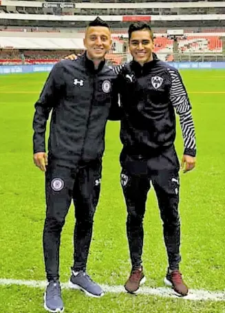  ??  ?? Los jugadores salmantino­s Roberto “el piojito” Alvarado y Edson Gutiérrez con sus respectivo­s equipos del máximo circuito del balompié mexicano van este sábado por el boleto a la final del Torneo Apertura 2018 de la Liga MX. /