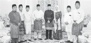  ?? ?? KUNJUNGAN: Awang Tengah (empat kiri) merakam kenangan bersama Tun Wan Junaidi dan isteri di Bilik Menghadap Utama, Astana Negeri Sarawak baru-baru ini.