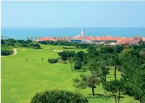  ??  ?? O campo de golfe (com uma academia para os menos experiente­s) tem 18 buracos