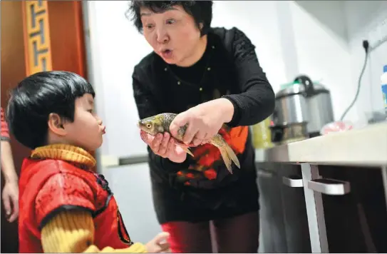  ?? PHOTOS BY WU FANG / FOR CHINA DAILY ?? Clockwise from top left: Sheng Hailin, then 60 and more than seven months pregnant and in labor, is hospitaliz­ed in Hefei, Anhui province, in May 2010. That month, Sheng’s husband holds his two newborn baby girls. In December this year, Sheng plays with her daughter, who looks for her in their kitchen in Hefei.