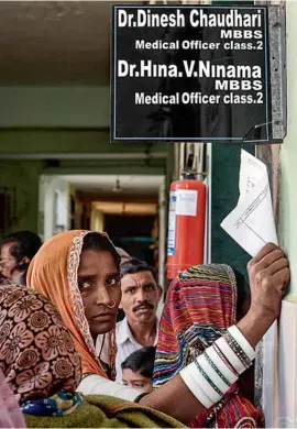  ??  ?? VIKRAM SHARMA PATIENTS WAIT OUTSIDE ADOCTOR’S CLINIC
AT BHILODAVIL­LAGE IN GUJARAT