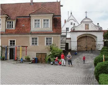  ?? Archivfoto: Kahler ?? Der im historisch­en Gebäude des Klosters Wettenhaus­en untergebra­chte Kneipp Kindergart­en wird für knapp 1,5 Millionen Euro aufwendig saniert und auf drei Gruppen erweitert. Das hat der Kammeltale­r Gemeindera­t beschlosse­n.