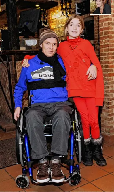  ?? FOTO’S HILDE VAN GEIRT ?? Stijn Vermeiren (30) met zijn kleine zus Nina (10) in Het Molenhuis in Pulderbos.