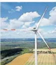  ?? FOTO: BECKERBRED­EL ?? Wer im Saarland neue Windkrafta­nlagen – hier bei Perl – errichten will, muss künftig die Kommunen an den Erträgen beteiligen.
